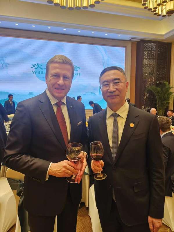 有望合作？零跑朱江明与宝马齐普策同框深度畅聊