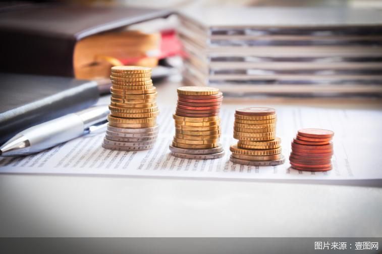 银行理财规模持续扩张，产品结构悄然优化；固收主导地位渐变，混合增强策略渐成主流。