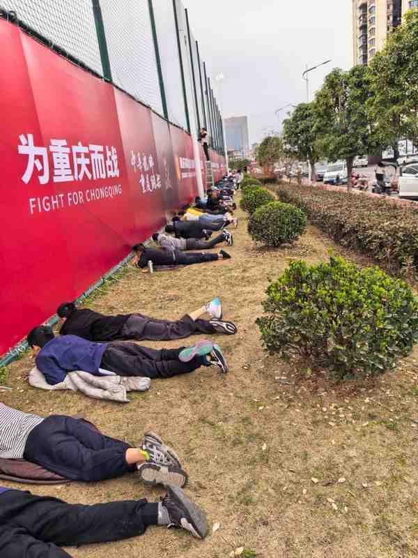  球迷热情难挡，重庆铜梁龙热身赛现场围栏外别样观赛。 体育新闻 球迷热情难挡，重庆铜梁龙热身赛现场围栏外别样观赛。 体育新闻 球迷热情难挡，重庆铜梁龙热身赛现场围栏外别样观赛。 体育新闻