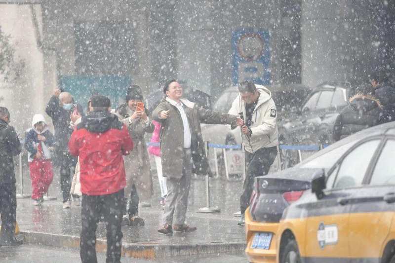 政府工作报告春风拂面，务实创新稳健暖心从严并进。