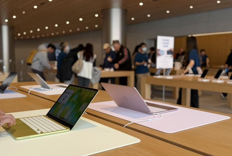 苹果新品MacBook Neo正式开售，国补政策助力价格显著降低；iPhone 17e同步亮相，入门门槛进一步拉近。