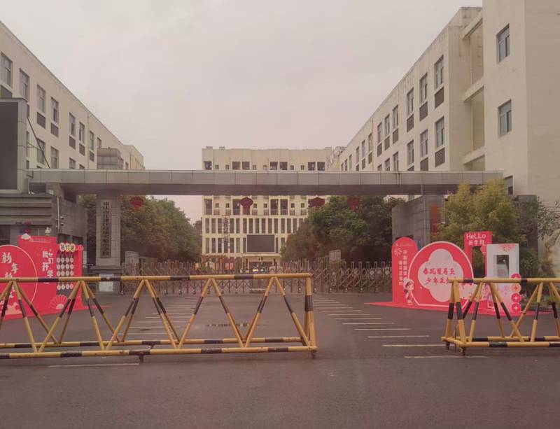  厕所带纸风波引发家长不满，孩子忍饥避厕；学校否认严禁规定，教委回应称建议维护卫生。 教育招生