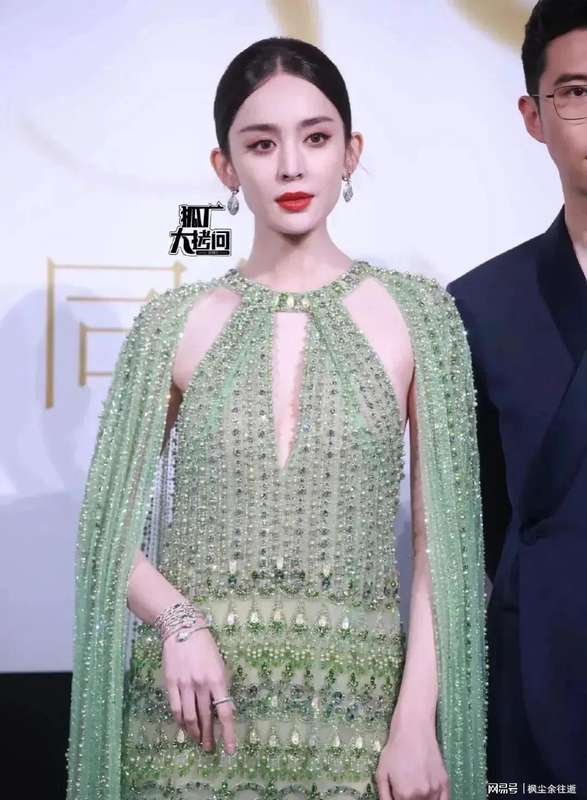 万众瞩目的视觉盛宴：解析明星红毯破圈的隐秘逻辑 时尚用品