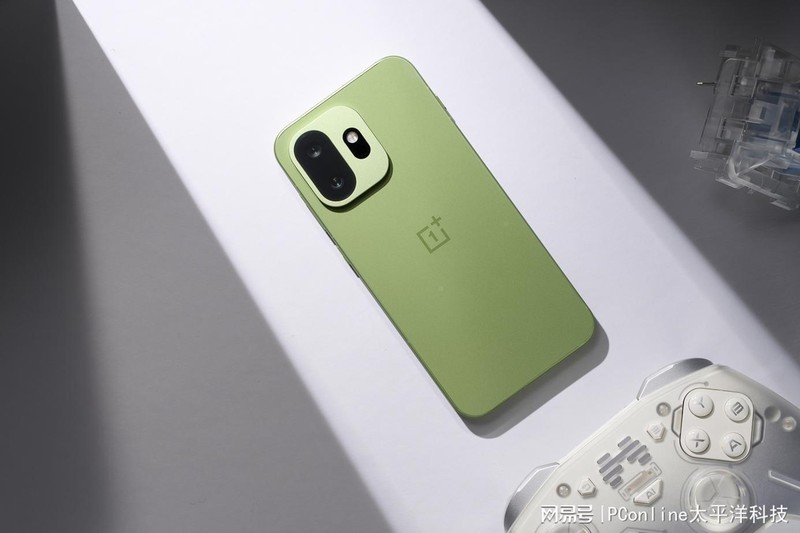 165Hz高刷+骁龙8至尊版+7500mAh：深度拆解一加15T小屏旗舰技术规格与选购逻辑