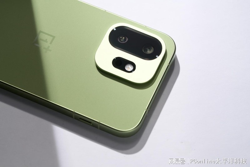  165Hz高刷+骁龙8至尊版+7500mAh：深度拆解一加15T小屏旗舰技术规格与选购逻辑 手机评测