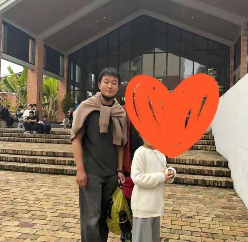  那个被游客认不出的大叔，身后站着他最好的作品 情感心理