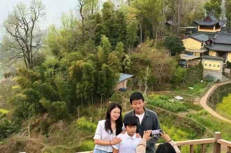  那个被游客认不出的大叔，身后站着他最好的作品 情感心理