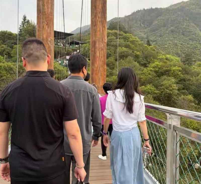  那个被游客认不出的大叔，身后站着他最好的作品 情感心理