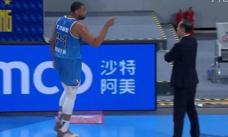  【深度复盘】CBA外援战术纪律失范：斯佩尔曼顶撞事件的多维技术解析 体育新闻